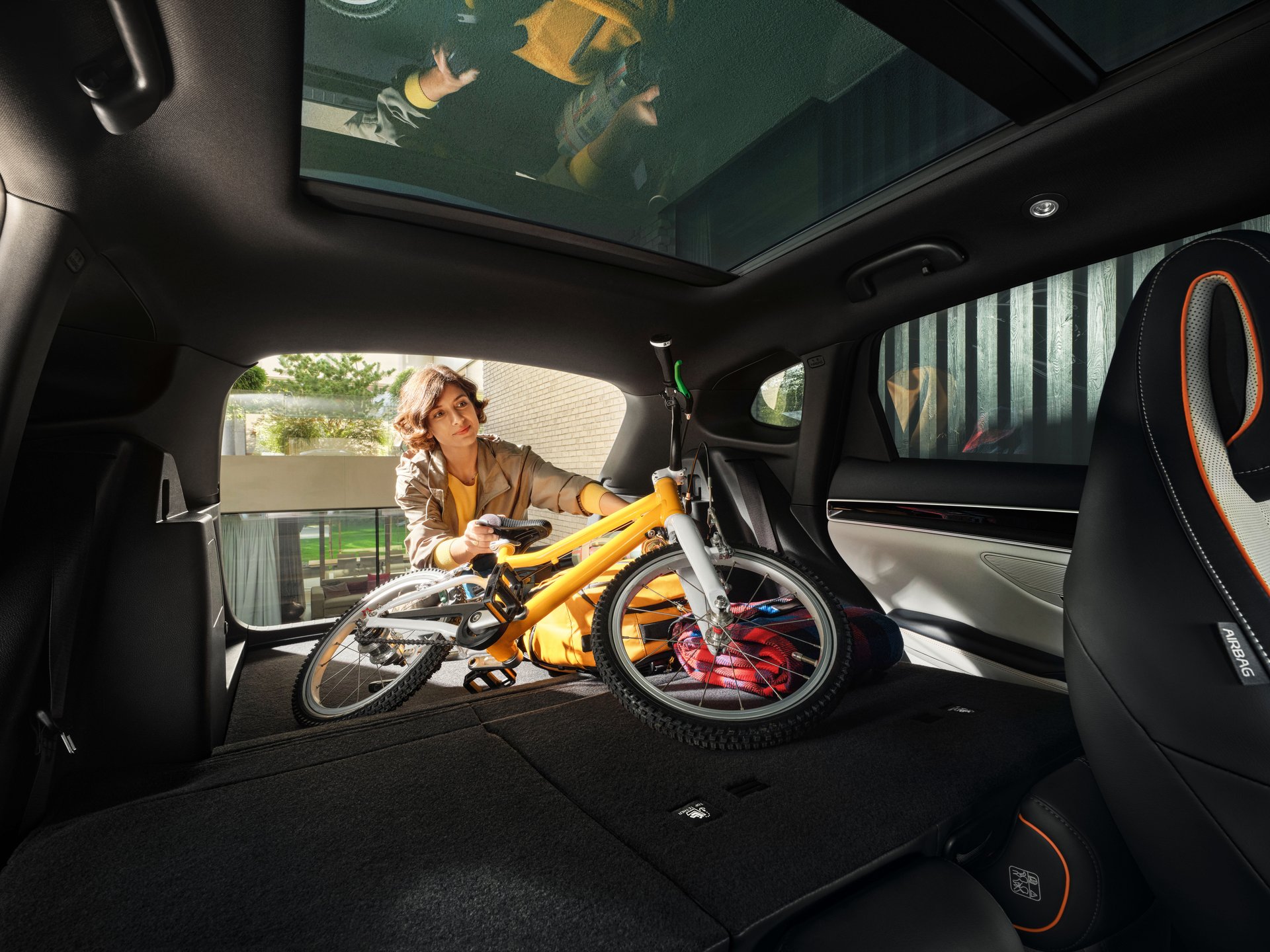 10-SEAL_U_LHD_Lifestyle_Interior_Model_Large_space_download_JPG