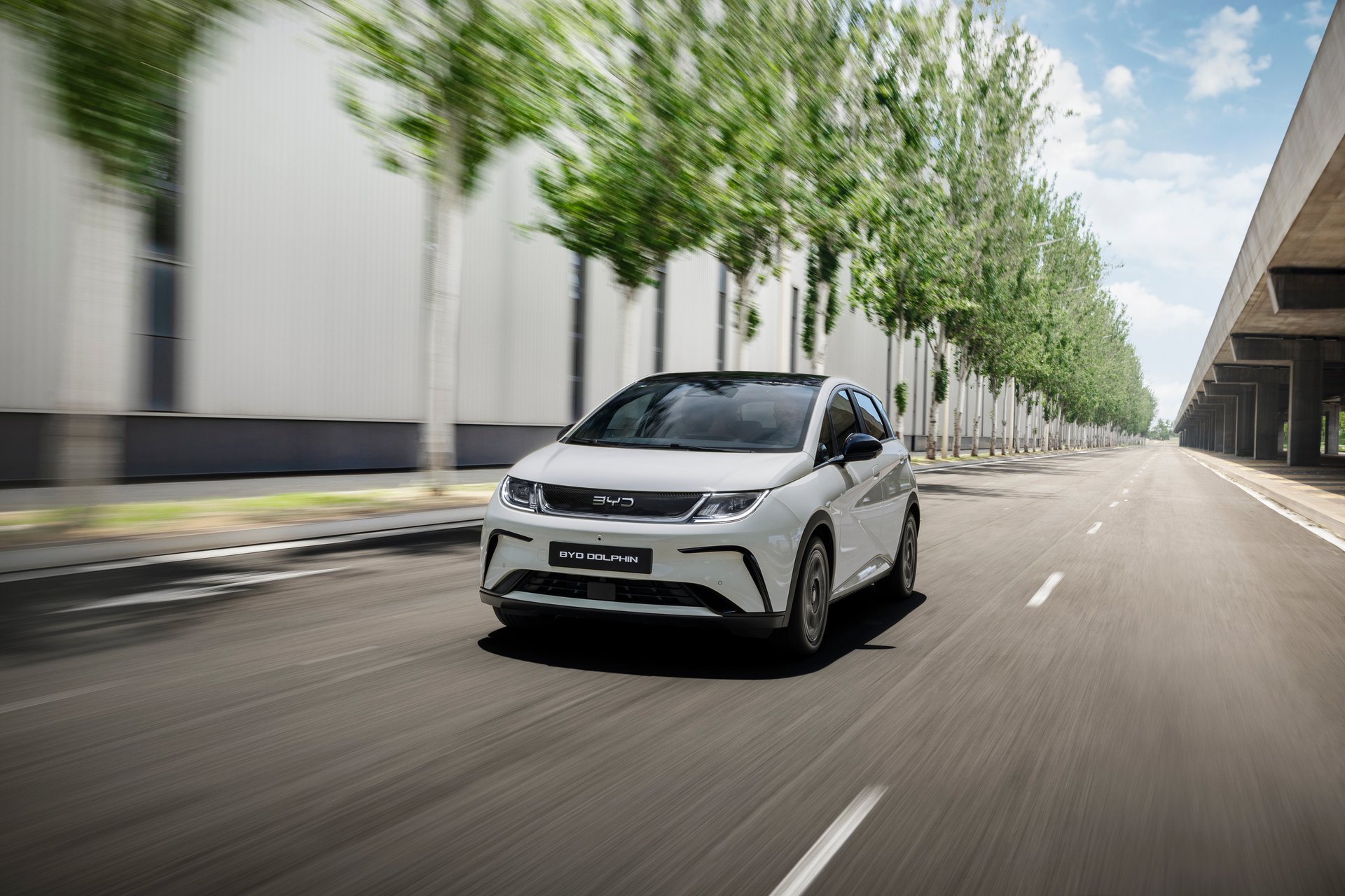 38-DOLPHIN_2025_LHD_City_On_Road_Left_Front_45-_download_JPG_RGB